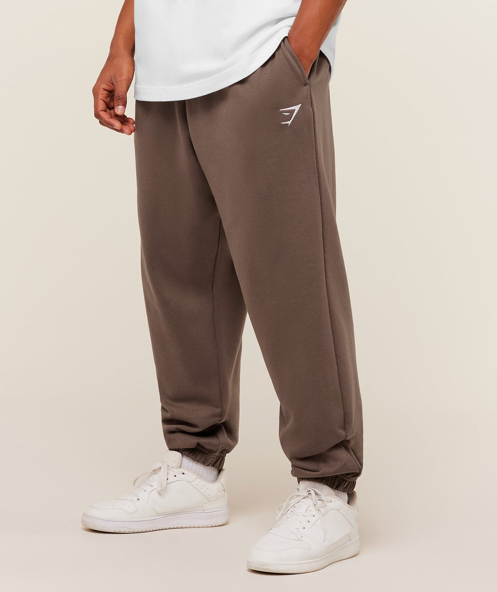 Gymshark Crest Oversized Joggers Café - detalle